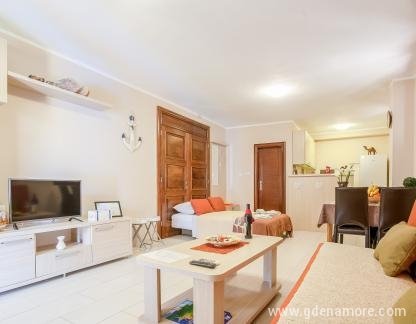 Comfortable apartments in the center of Tivat, private accommodation in city Tivat, Montenegro - A1-2