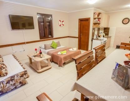 Комфортни апартаменти в центъра на Тиват, , частни квартири в града Tivat, Черна Гора - A2-1