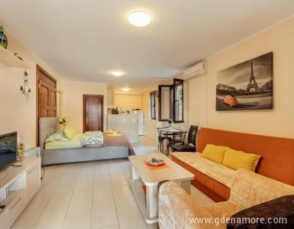 Comfortable apartments in the center of Tivat, Apartment 1, private accommodation in city Tivat, Montenegro - 344A4252