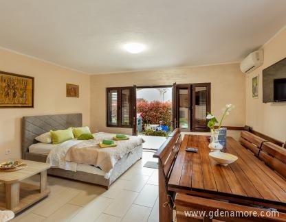 Comfortable apartments in the center of Tivat, Apartment 2, private accommodation in city Tivat, Montenegro - 344A4289